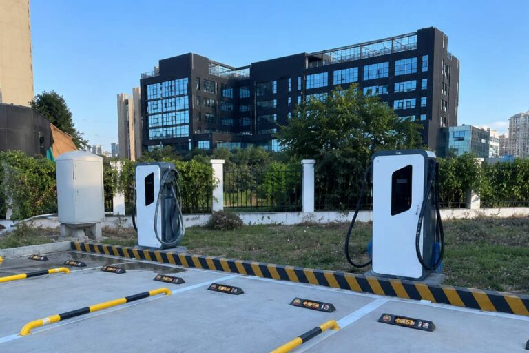 Tipos de cargadores para electrolineras: cuál elegir según tu proyecto
